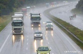 高速行车突遇暴雨, 到底是双闪还是雾灯? 交警: 再讲最后一次!